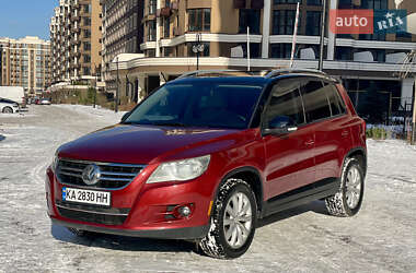 Внедорожник / Кроссовер Volkswagen Tiguan 2010 в Вишневом