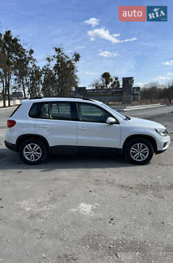 Внедорожник / Кроссовер Volkswagen Tiguan 2015 в 