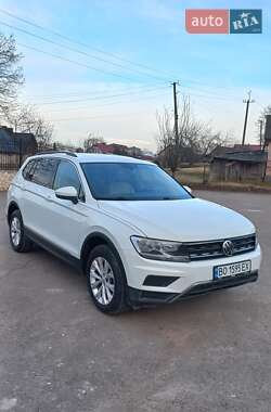 Внедорожник / Кроссовер Volkswagen Tiguan 2018 в 