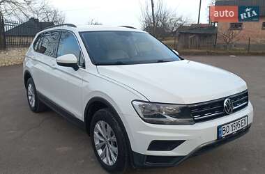 Внедорожник / Кроссовер Volkswagen Tiguan 2018 в 