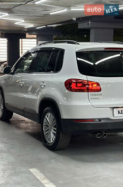 Внедорожник / Кроссовер Volkswagen Tiguan 2015 в 