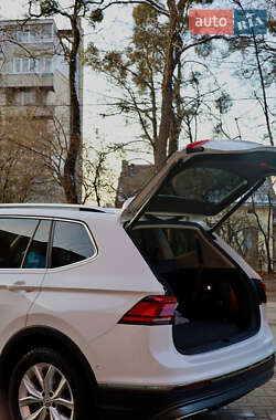 Внедорожник / Кроссовер Volkswagen Tiguan 2018 в 