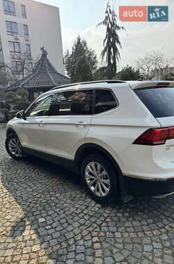 Позашляховик / Кросовер Volkswagen Tiguan 2017 в 