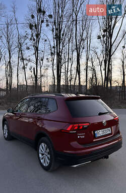 Внедорожник / Кроссовер Volkswagen Tiguan 2017 в 