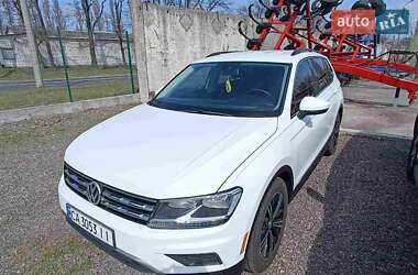 Позашляховик / Кросовер Volkswagen Tiguan 2017 в 