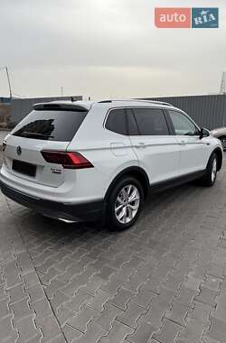 Внедорожник / Кроссовер Volkswagen Tiguan 2018 в 