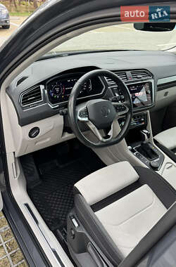 Внедорожник / Кроссовер Volkswagen Tiguan 2021 в 