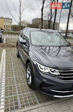 Внедорожник / Кроссовер Volkswagen Tiguan 2021 в 