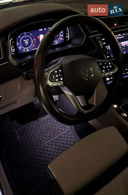 Внедорожник / Кроссовер Volkswagen Tiguan 2021 в 