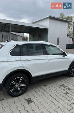 Внедорожник / Кроссовер Volkswagen Tiguan 2016 в 