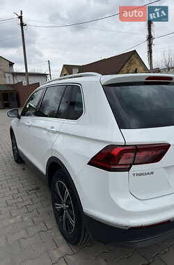Внедорожник / Кроссовер Volkswagen Tiguan 2016 в 