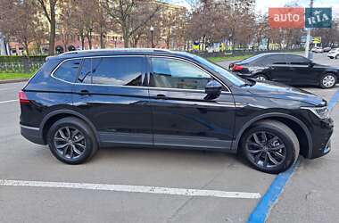 Внедорожник / Кроссовер Volkswagen Tiguan 2023 в 