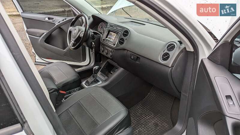 Внедорожник / Кроссовер Volkswagen Tiguan 2016 в Первомайске