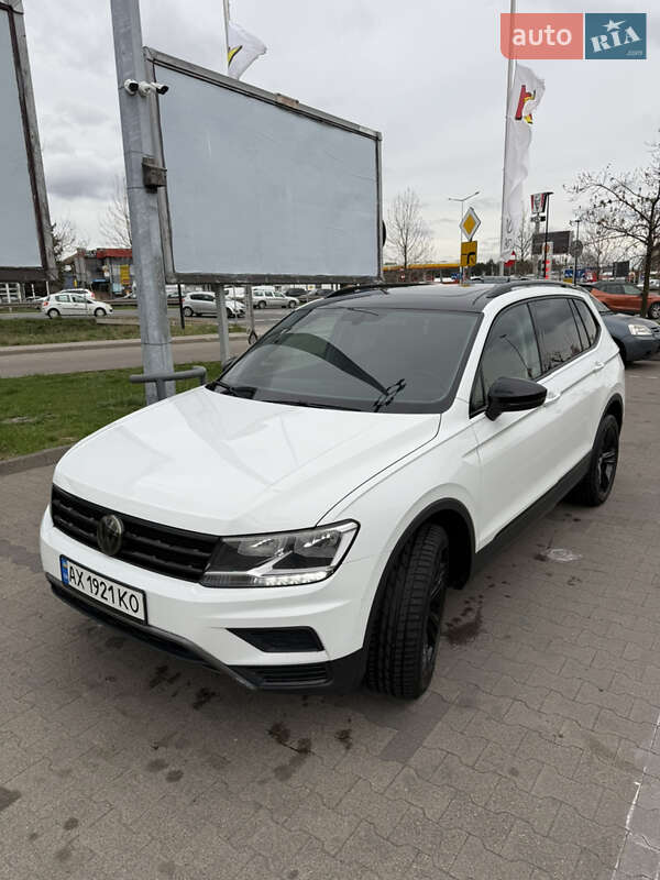 Внедорожник / Кроссовер Volkswagen Tiguan 2018 в 