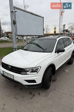 Внедорожник / Кроссовер Volkswagen Tiguan 2018 в 