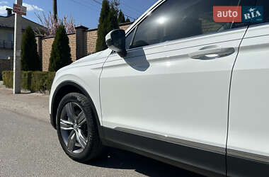 Внедорожник / Кроссовер Volkswagen Tiguan 2021 в 