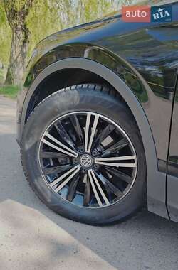 Внедорожник / Кроссовер Volkswagen Tiguan 2017 в 