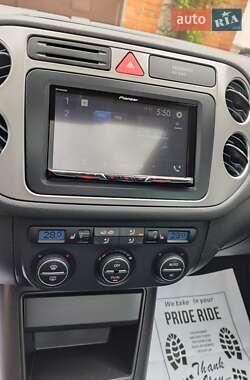 Позашляховик / Кросовер Volkswagen Tiguan 2009 в 