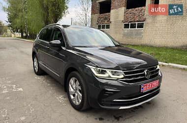 Внедорожник / Кроссовер Volkswagen Tiguan 2021 в 