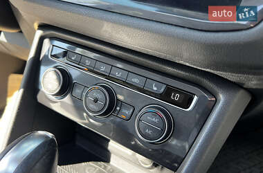 Внедорожник / Кроссовер Volkswagen Tiguan 2017 в 
