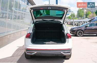 Внедорожник / Кроссовер Volkswagen Tiguan 2021 в 