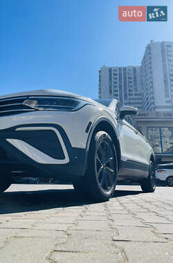 Внедорожник / Кроссовер Volkswagen Tiguan 2021 в 