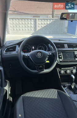 Внедорожник / Кроссовер Volkswagen Tiguan 2017 в 