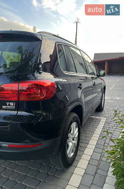 Внедорожник / Кроссовер Volkswagen Tiguan 2016 в 