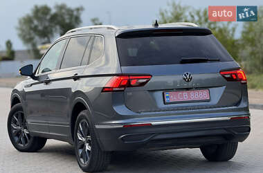 Позашляховик / Кросовер Volkswagen Tiguan 2022 в 