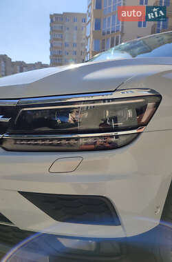 Внедорожник / Кроссовер Volkswagen Tiguan 2018 в 