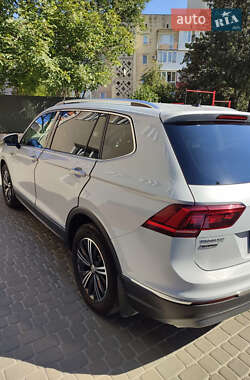 Внедорожник / Кроссовер Volkswagen Tiguan 2018 в 