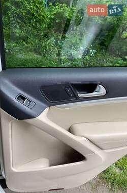 Позашляховик / Кросовер Volkswagen Tiguan 2012 в 