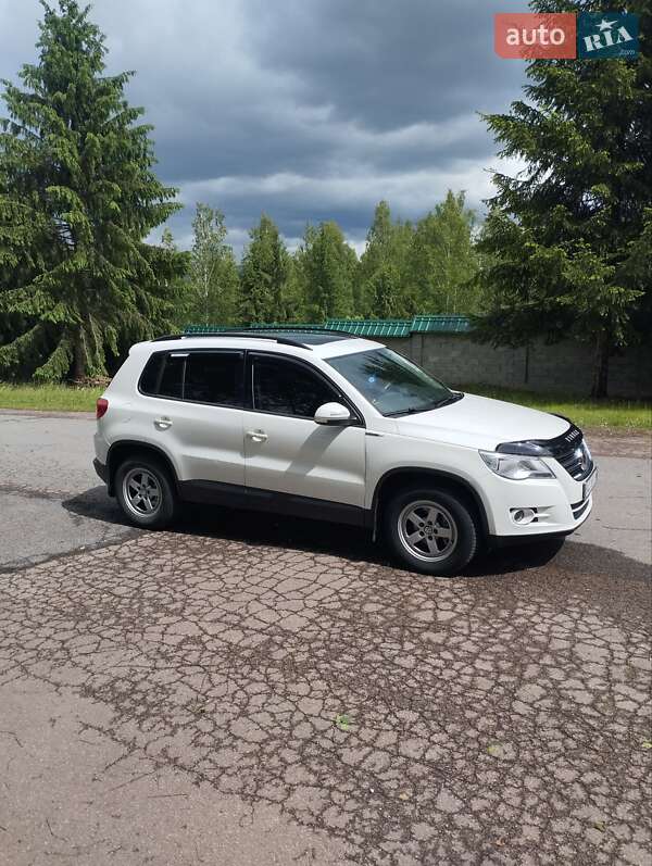 Позашляховик / Кросовер Volkswagen Tiguan 2011 в Тячеві