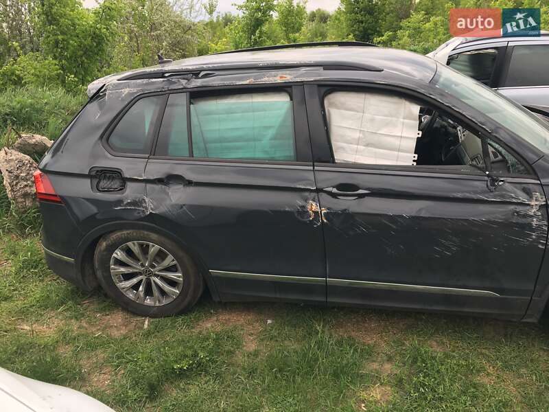 Внедорожник / Кроссовер Volkswagen Tiguan 2023 в 
