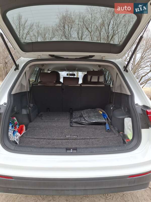 Внедорожник / Кроссовер Volkswagen Tiguan 2017 в Новых Петровцах