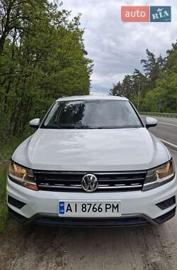 Внедорожник / Кроссовер Volkswagen Tiguan 2017 в 
