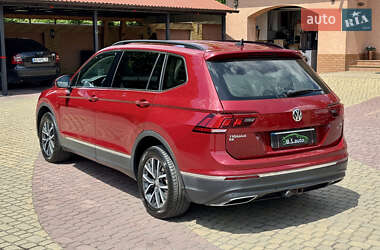 Внедорожник / Кроссовер Volkswagen Tiguan 2017 в 