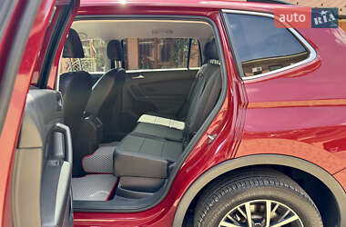 Внедорожник / Кроссовер Volkswagen Tiguan 2017 в 