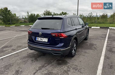 Внедорожник / Кроссовер Volkswagen Tiguan 2022 в 