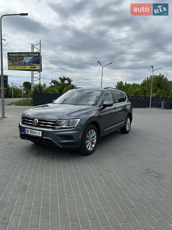 Внедорожник / Кроссовер Volkswagen Tiguan 2017 в 