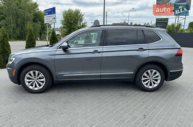 Внедорожник / Кроссовер Volkswagen Tiguan 2017 в 