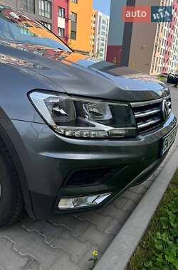 Позашляховик / Кросовер Volkswagen Tiguan 2017 в 