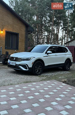 Внедорожник / Кроссовер Volkswagen Tiguan 2024 в 