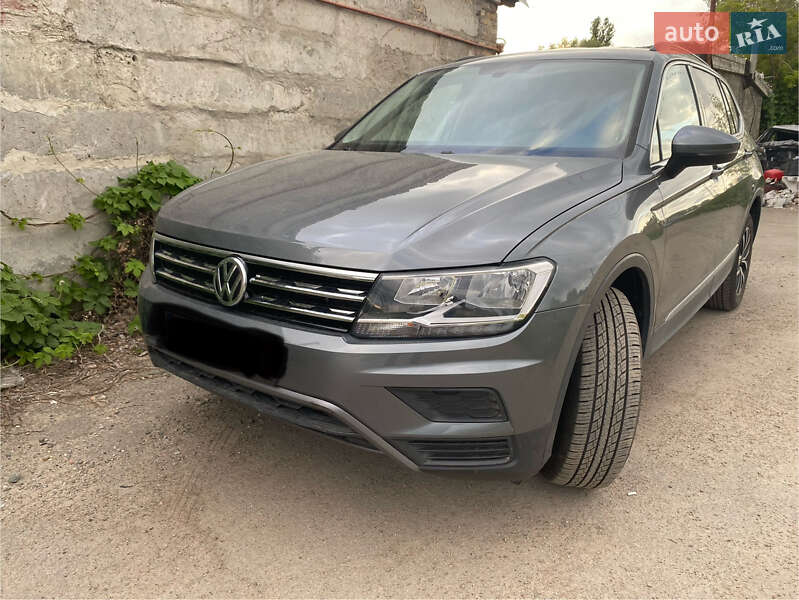 Позашляховик / Кросовер Volkswagen Tiguan 2021 в 