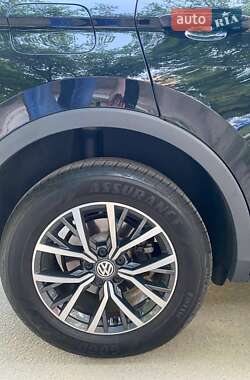 Внедорожник / Кроссовер Volkswagen Tiguan 2021 в 