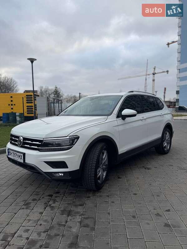 Внедорожник / Кроссовер Volkswagen Tiguan 2017 в 