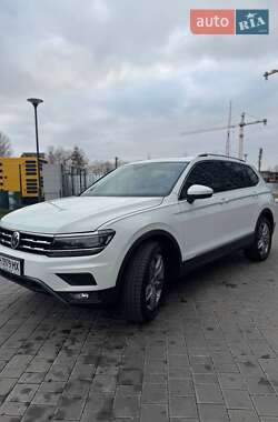 Внедорожник / Кроссовер Volkswagen Tiguan 2017 в 