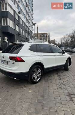 Внедорожник / Кроссовер Volkswagen Tiguan 2017 в 