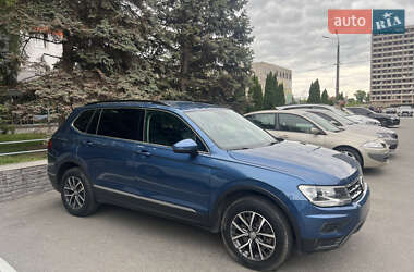 Внедорожник / Кроссовер Volkswagen Tiguan 2020 в 