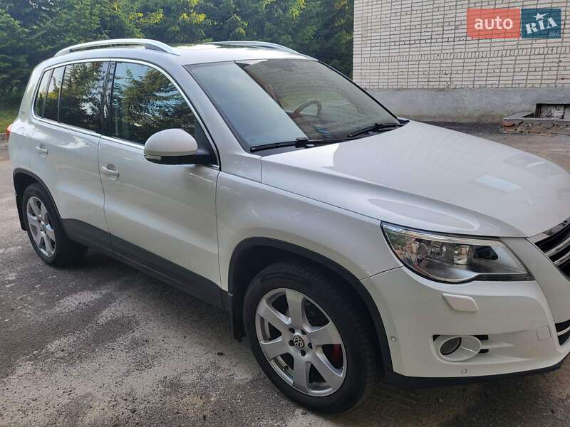 Позашляховик / Кросовер Volkswagen Tiguan 2010 в Хмільнику